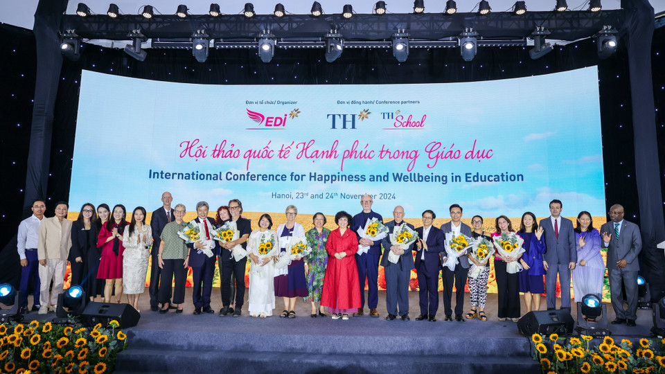 Tham dự hội thảo có Phó Giáo sư, Tiến sĩ Nguyễn Kim Sơn - Bộ trưởng Bộ Giáo dục và Đào tạo; Tiến sĩ Vũ Thanh Mai - Phó trưởng Ban Tuyên giáo Trung ương. Về phía đơn vị tổ chức có ông Stephen West - Giám đốc Viện Nghiên cứu giáo dục và phát triển nhân lực (EDI). Về phía đơn vị đồng hành có Anh hùng Lao động Thái Hương - nhà sáng lập, Chủ tịch Hội đồng Chiến lược Tập đoàn TH; bà Nguyễn Thu Thảo - Chủ tịch Hội đồng Trường TH School; ông Tom Pado - Tổng Hiệu trưởng hệ thống Trường TH School; Giáo sư, Tiến sĩ Nguyễn Khánh Diệu Hồng - Hiệu trưởng Việt Nam Trường TH School. (Ảnh: Minh Sơn/Vietnam+)