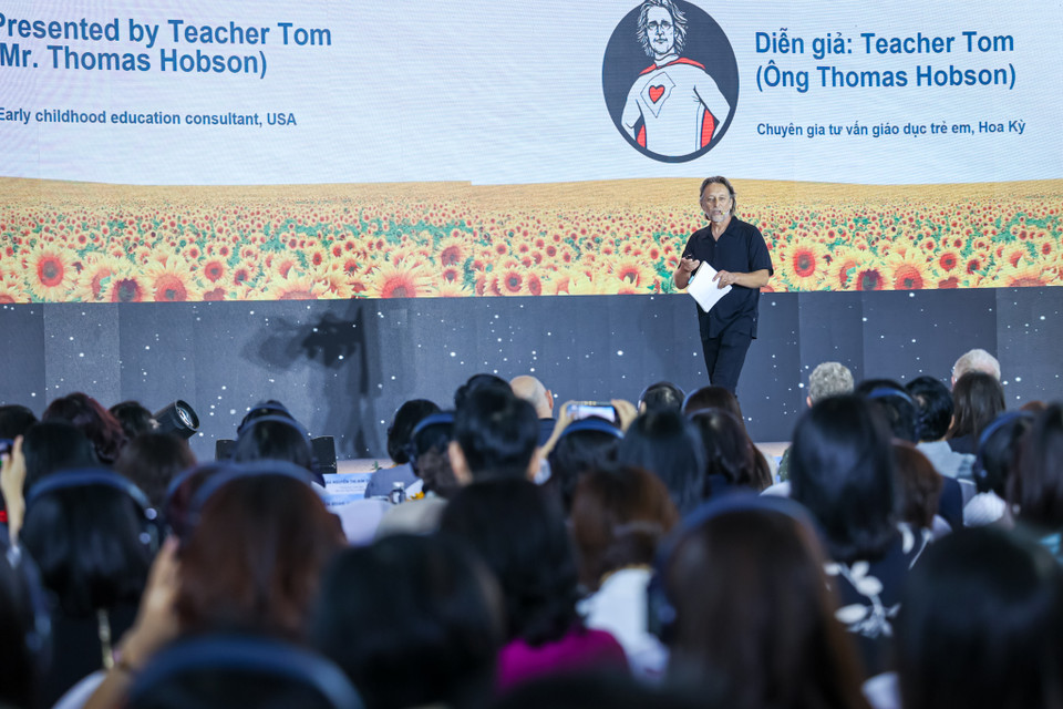 Ông Thomas Hobson - Chuyên gia tư vấn giáo dục trẻ em đến từ Hoa Kỳ với bài thuyết trình 'Đặt mục đích và hạnh phúc làm trọng tâm của giáo dục mầm non'. Thomas Hobson, hay thường được gọi là “Teacher Tom”, như tên blog nổi tiếng của ông, là một nhà giáo dục mầm non, diễn giả quốc tế, chuyên gia tư vấn giáo dục, đào tạo giáo viên, người dẫn podcast và tác giả sách. Teacher Tom’s Blog là nơi Thomas đăng các bài chia sẻ hữu ích hàng ngày trong suốt hơn một thập kỷ qua. Hiện nay, ông Thomas Hobson chia sẻ phương pháp giáo dục dựa trên trò chơi thông qua các khóa học trực tuyến dành cho các nhà giáo dục mầm non; tổ chức các hội nghị trực tuyến về giáo dục mầm non; tư vấn cho các tổ chức về chương trình 'Trường học gia đình'; và truyền cảm hứng cho các đối tượng liên quan đến mầm non trên khắp thế giới (Hy Lạp, Anh, Iceland, Úc, Trung Quốc, Việt Nam, New Zealand, Canada và khắp nước Mỹ). (Ảnh: Minh Sơn/Vietnam+)