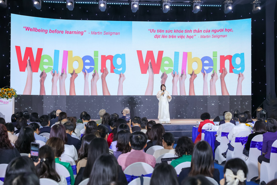 Phó Giáo sư, Tiến sĩ Ngô Tuyết Mai - Giảng viên Đại học Flinders (Úc) với bài thuyết trình 'Mỗi ngày đến trường là một ngày vui'. Phó Giáo sư, Tiến sĩ Ngô Tuyết Mai hiện là giảng viên tại Đại học Hà Nội, giảng dạy phương pháp TESOL và phương pháp nghiên cứu ở bậc sau đại học; bà cũng đã hướng dẫn thành công các sinh viên Thạc sĩ TESOL và giảng dạy kỹ năng phiên dịch, biên dịch ở bậc đại học. Bà cũng là nhà đồng sáng lập của Smart Learn Solutions, nơi bà cùng các đồng nghiệp chia sẻ những phương pháp giáo dục tiên tiến với giáo viên trong và ngoài nước. (Ảnh: Minh Sơn/Vietnam+)