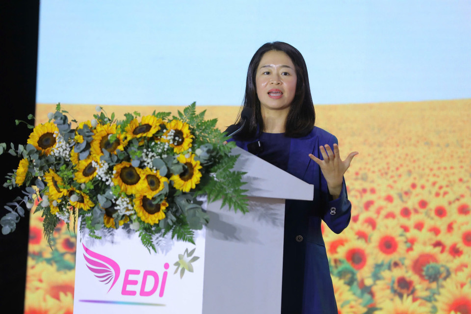 Bà Nguyễn Thu Thảo - Chủ tịch Hội đồng trường THSchool chia sẻ tại Hội thảo. Hội thảo được tổ chức với mục đích sẽ mở ra những cơ hội quý báu, để các chuyên gia, nhà giáo dục, lãnh đạo và các phụ huynh cùng nhau học hỏi, chia sẻ những kinh nghiệm thực tiễn và khám phá các phương pháp giáo dục đổi mới, sáng tạo, hướng tới mục tiêu 'Hạnh phúc trong giáo dục'. Từ đó, gợi mở các giải pháp xây dựng ngôi trường hạnh phúc - nơi nuôi dưỡng, chắp cánh cho những thế hệ tương lai không chỉ phát triển về tri thức, trí tuệ mà còn bồi đắp cảm xúc và tâm hồn của mỗi học sinh. Ngày mai 24/11, hai phiên hội thảo chuyên đề dành cho giáo viên và nhà quản lý giáo dục tập trung chia sẻ các phương pháp giáo dục sáng tạo và ứng dụng công nghệ nhằm nâng cao chất lượng giảng dạy, lấy giáo viên làm trung tâm và khuyến khích các giải pháp để giáo viên có thể sáng tạo và làm chủ một tiết học hạnh phúc, tạo niềm hứng khởi học tập cho học sinh trên mọi phương diện. (Ảnh: PV/Vietnam+)