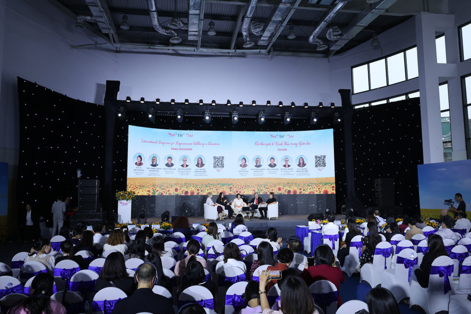 Trong hai ngày, chuỗi hoạt động của hội thảo gồm 4 phiên. Các chuyên gia đã cùng thảo luận, chia sẻ các kỹ năng, phương pháp và các cấu trúc, mô hình để có môi trường học tập hạnh phúc.(Ảnh: Minh Sơn/Vietnam+)