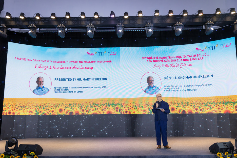 Ông Martin Skelton, cố vấn đặc biệt của Hệ thống trường quốc tế, Vương quốc Anh, Cố vấn sáng lập Trường TH School trình bày tại hội thảo. Đây là nhà giáo dục nổi tiếng và đồng tác giả của Chương trình Giáo dục Tiểu học Quốc tế (IPC), một khung chương trình giáo dục được thiết kế để thúc đẩy tư duy toàn cầu và học tập cá nhân hóa cho học sinh nhỏ tuổi. Được thành lập tại Anh vào năm 2000, chương trình IPC đã được hơn 1.000 trường tiểu học tại hơn 65 quốc gia, bao gồm cả Hoa Kỳ, đưa vào giảng dạy. (Ảnh: Minh Sơn/Vietnam+)
