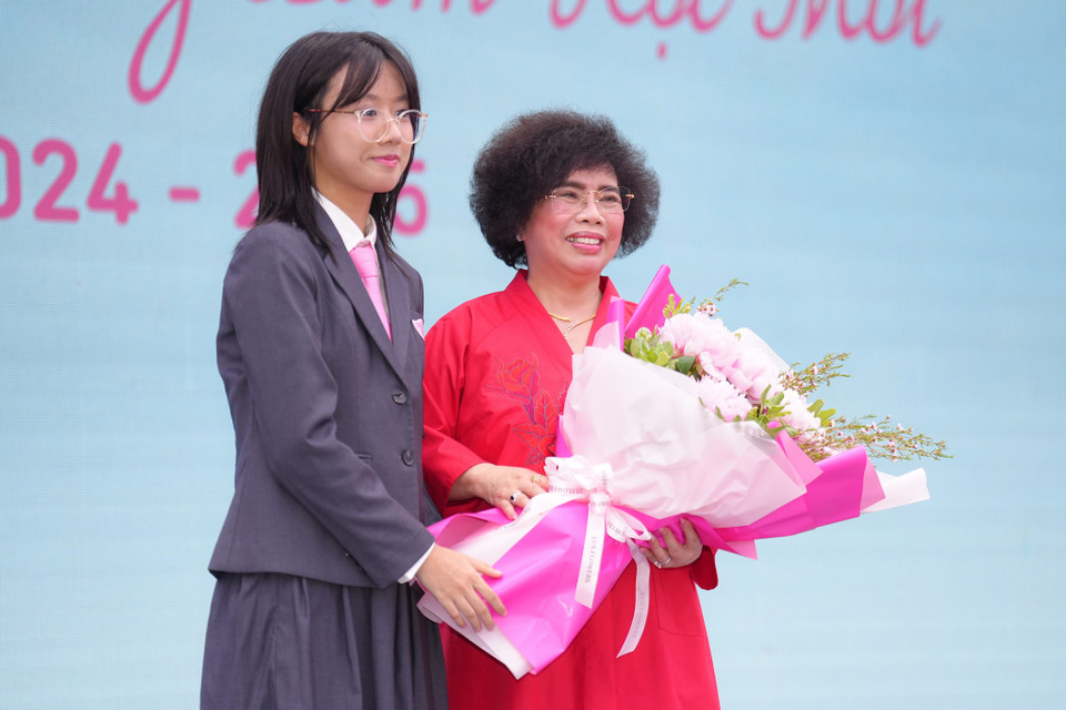 Cũng theo bà Thái Hương, trong bối cảnh hội nhập quốc tế sâu sắc, giáo dục Việt Nam đang chứng kiến những thay đổi mạnh mẽ nhưng vẫn luôn kiên định mục tiêu duy nhất: tất cả vì học sinh thân yêu. Tuy nhiên, sự nghiệp “trồng người” không thể thành công trong ngày một, ngày hai mà rất cần sự thấu hiểu và vào cuộc của xã hội nói chung và của ngành giáo dục nói riêng - hiện thực hoá quyết tâm vun dưỡng những thế hệ vàng tương lai, đóng góp cho sự phát triển bền vững của cả một quốc gia, một dân tộc. Bà Thái Hương nhấn mạnh vai trò của người giáo viên trong việc tạo ra những tiết học hạnh phúc trong ngôi trường hạnh phúc, là nhân tố để đổi mới giáo dục. Bà coi đào tạo giáo viên là ưu tiên số 1 để đổi mới giáo dục. Đó là lý do bà sáng lập Viện EDI trước khi xây dựng hệ thống trường TH School - một hình mẫu trường học hạnh phúc - để đào tạo giáo viên cho hệ thống trường TH School và đào tạo nhiều giáo viên ngoài TH School nhằm lan tỏa hạnh phúc trong giáo dục. (Ảnh: Minh Sơn/Vietnam+)