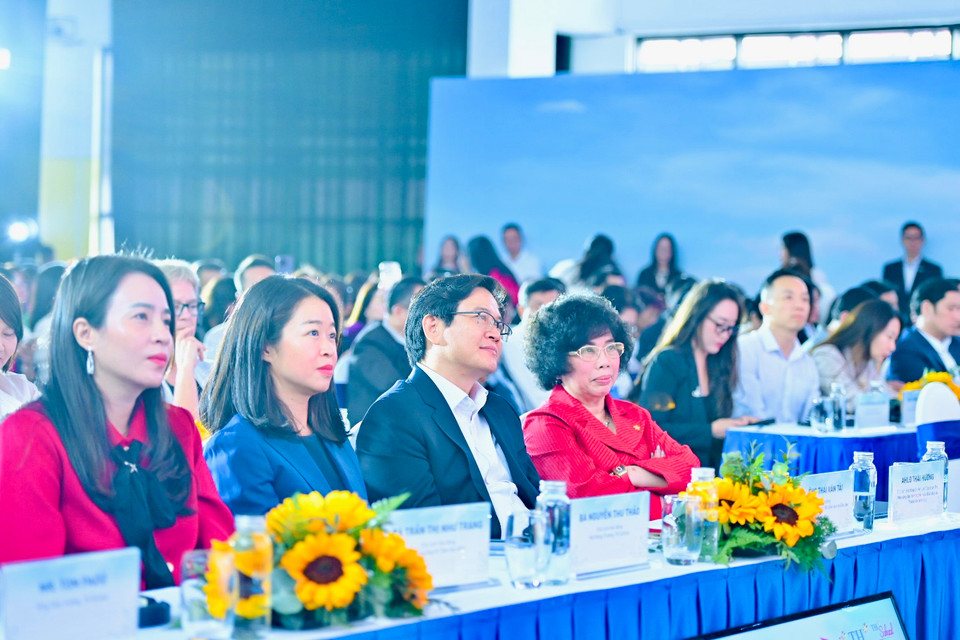 Sáng 23/11 tại Hà Nội, Viện Nghiên cứu Giáo dục và Phát triển Nhân lực (EDI) đã tổ chức Hội thảo "Hạnh phúc trong giáo dục" quy tụ nhiều chuyên gia trong nước và quốc tế. Chương trình có sự đồng hành của hệ thống Trường TH School và Tập đoàn TH. (Ảnh: PV/Vietnam+)