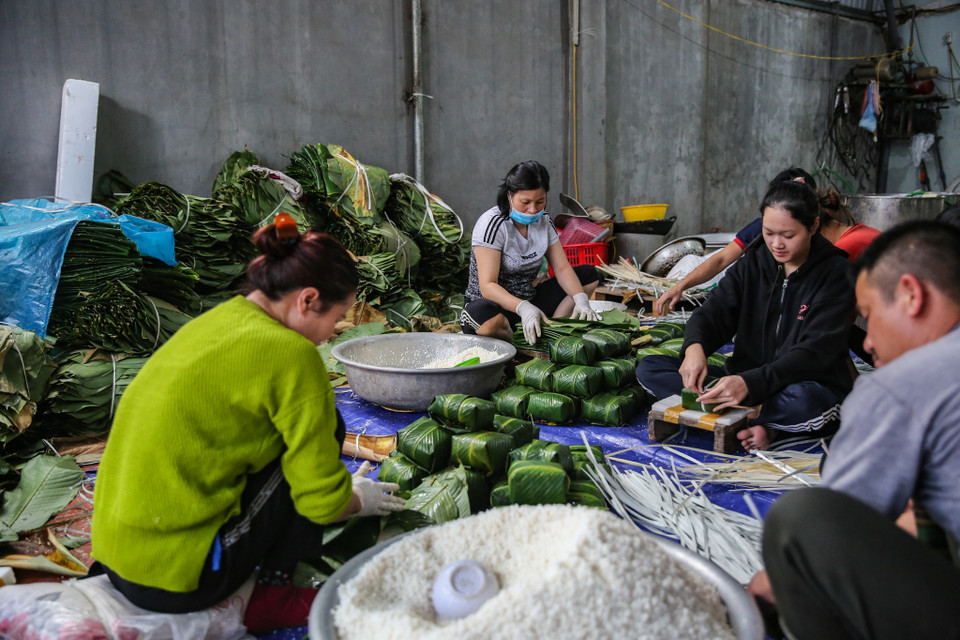 Vào những ngày giáp Tết, không khí khắp thôn làng ngõ xóm Tranh Khúc nhộn nhịp hơn hẳn, tạo nên một khung cảnh đậm nét truyền thống Việt Nam. (Ảnh: Minh Sơn/Vietnam+)