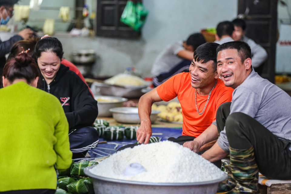 Gia đình chị Tuyết (Tranh Khúc, Thanh Trì, Hà Nội) cho biết những ngày sát Tếtchị phải gói từ 2.000-3.000 cái mới đủ bánh giao cho khách. (Ảnh: Minh Sơn/Vietnam+)