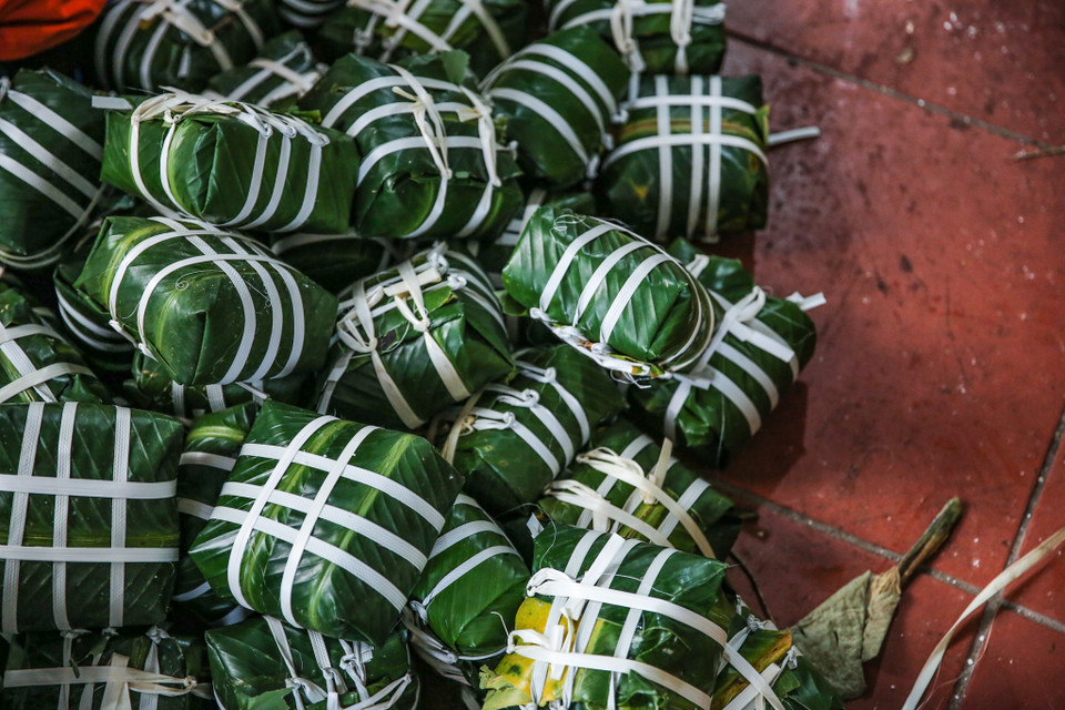 Cầm chiếc bánh chưng thành phẩm trên tay không ít người sẽ phải trầm trồ vì sự khéo tay của những người thợ. (Ảnh: Minh Sơn/Vietnam+)