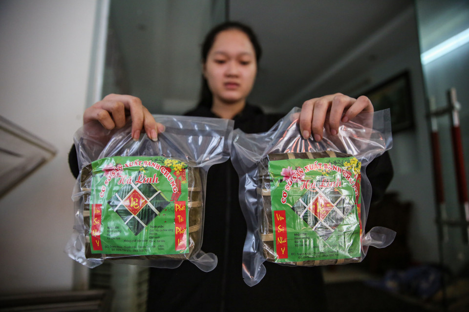 Hiện tại, bánh chưng Tranh Khúc đã được nhiều gia đình khẳng định thương hiệu đồng thời sử dụng các phương pháp bảo quản hiện đại để chiếc bánh được vươn ra xa không chỉ thị trường trong nước mà ra nước ngoài. (Ảnh: Minh Sơn/Vietnam+)