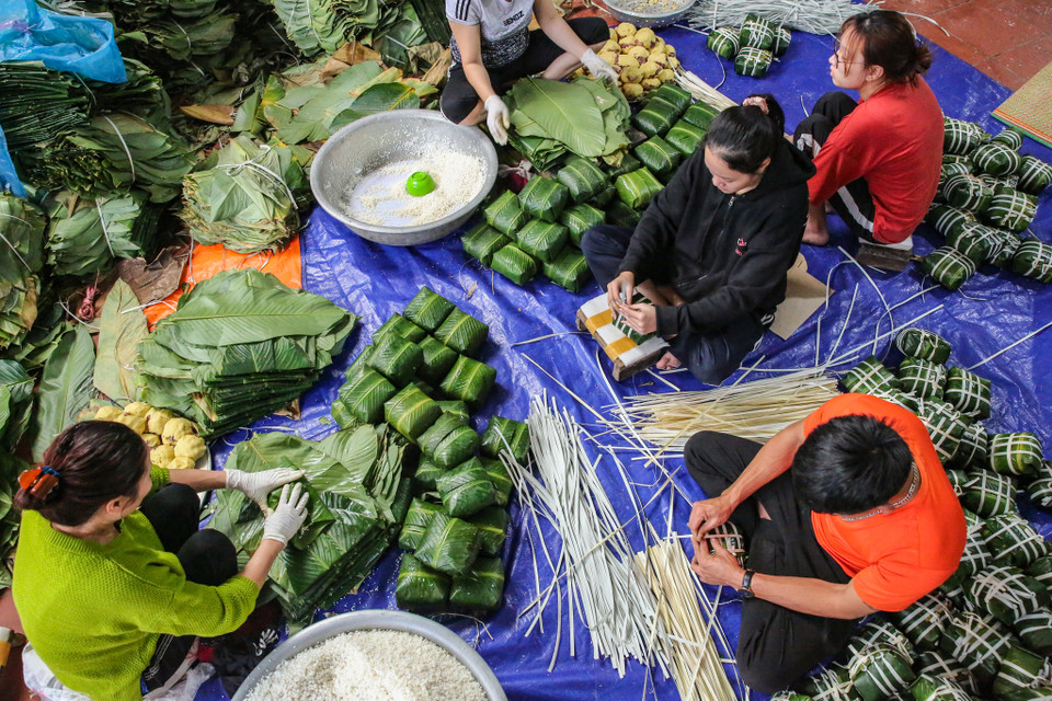 Bánh được gói bằng tay, nhân và vỏ bánh được người thợ gói chặt, vuông vức trong khoảng 30 giây. (Ảnh: Minh Sơn/Vietnam+)