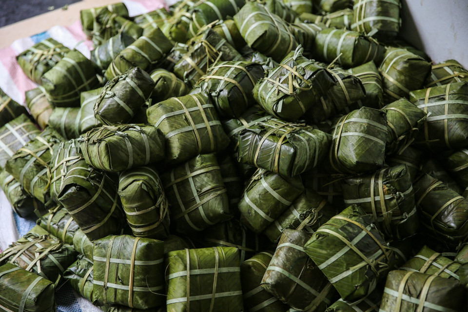 Mâm cỗ ngày Tết của người Việt Nam không thể thiếu bánh chưng xanh chính vì vậy làng nghề Tranh Khúc là nơi để mọi người lựa chọn, hỏi mua mỗi dịp hoa đào khoe sắc. (Ảnh: Minh Sơn/Vietnam+)