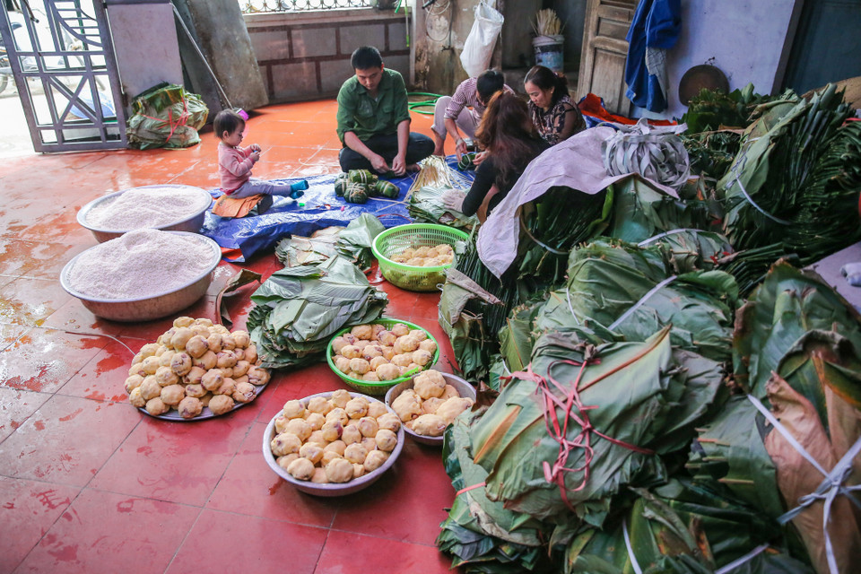 Gần Tết, 116 hộ làm bánh chưng ở làng Tranh Khúc tất bật gói bánh. Một cơ sở lớn có thể sản xuất hàng ngàn chiếc mỗi ngày. (Ảnh: Minh Sơn/Vietnam+)