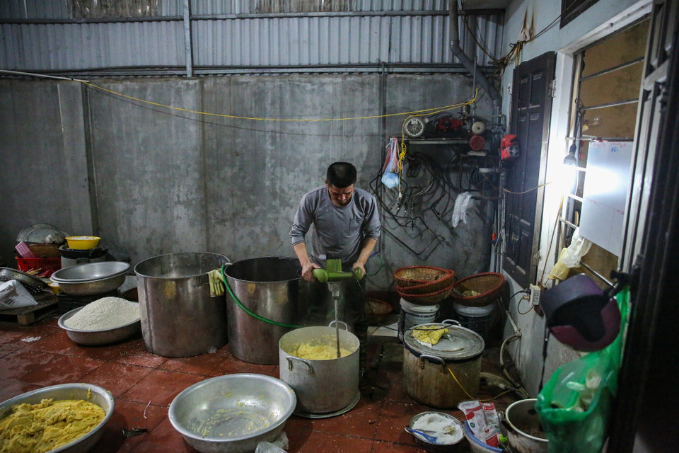 Đậu xanh được ngâm nước, đem đi đun sôi sau đó nghiền thành bột. Đậu xanh sau khi nghiền thành bột sẽ được nặn thành bánh rồi kẹp thịt vào giữa để làm nhân bánh. Số đậu trong bánh phải được cân đo cho vừa với lượng thịt và phù hợp với kích cỡ của chiếc bánh chưng. (Ảnh: Minh Sơn/Vietnam+)