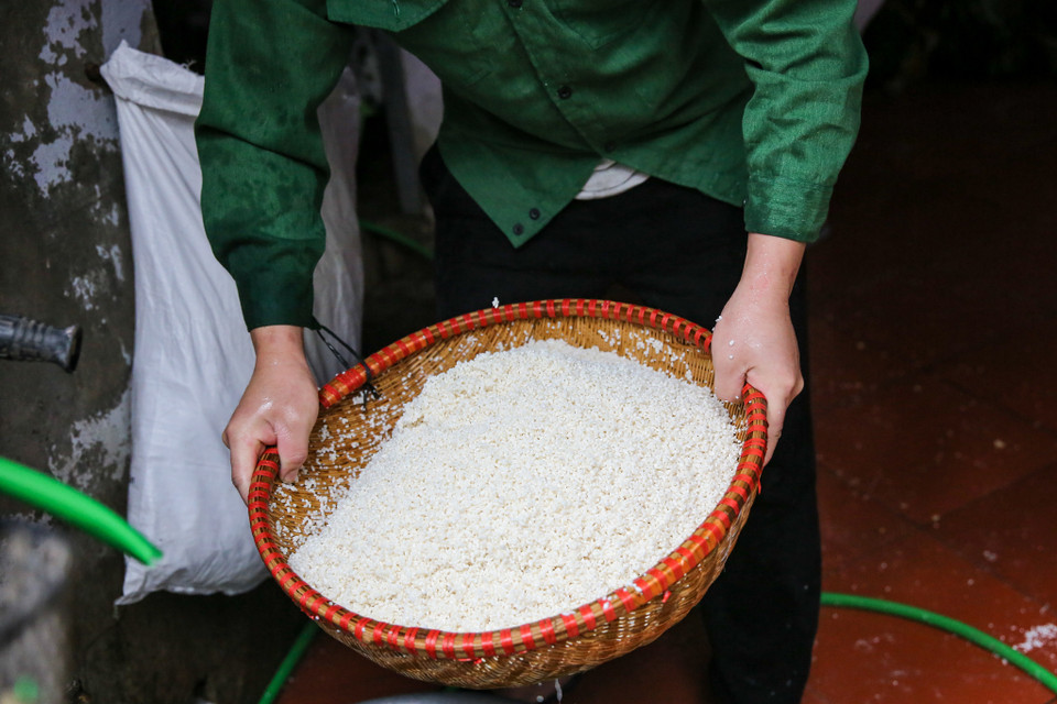 Chả ai biết rõ làng bánh chưng Tranh Khúc có từ bao giờ, cứ cha truyền con nối giữ gìn, phát triển đến ngày hôm nay. (Ảnh: Minh Sơn/Vietnam+)