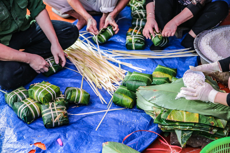 Thịt heo nạc vai và ba chỉ được các gia đình lựa chọn làm nhân vì thế bánh có vị béo ngậy cùng với đó lá dong gói bánh thường được đặt mua từ vựa lá nổi tiếng Tràng Cát (huyện Thanh Oai, Hà Nội). (Ảnh: Minh Sơn/Vietnam+)