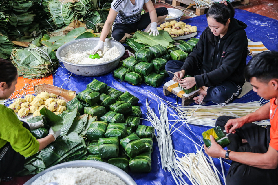 Dù bận rộn cung cấp bánh cho Tết, nhưng những người dân Tranh Khúc vẫn đảm bảo quy trình làm ra chiếc bánh chưng phải thực hiện đầy đủ và đảm bảo vệ sinh. (Ảnh: Minh Sơn/Vietnam+)