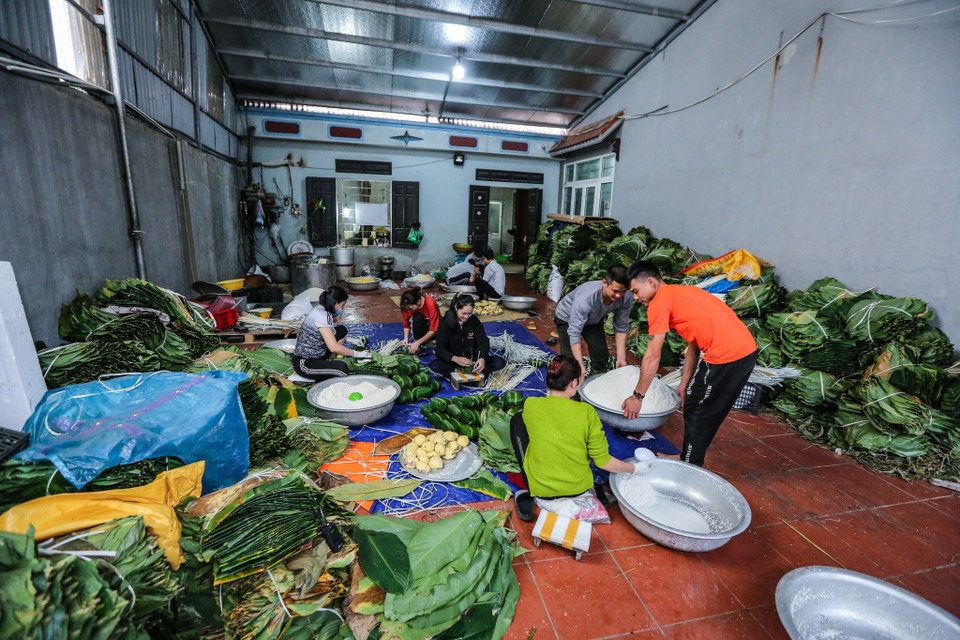 Gắn bó với nghề nhiều năm nên việc những người thợ gói bánh rất dễ dàng và khéo léo. (Ảnh: Minh Sơn/Vietnam+)