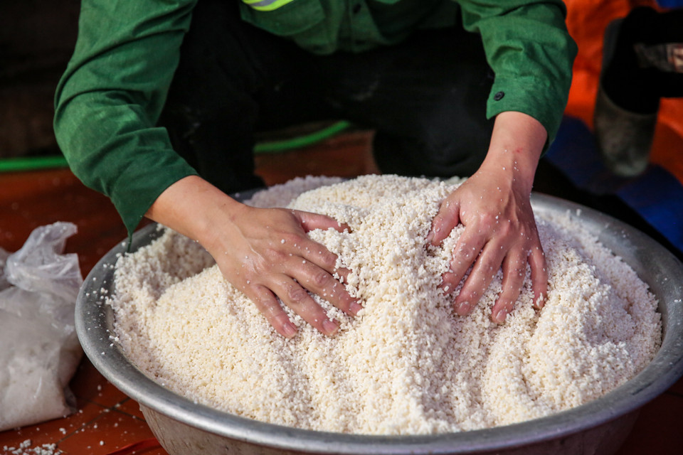 Ở Tranh Khúc, hầu hết nhà nào cũng gói bánh chưng quanh năm, lấy đó làm thu nhập, nuôi sống gia đình. (Ảnh: Minh Sơn/Vietnam+)