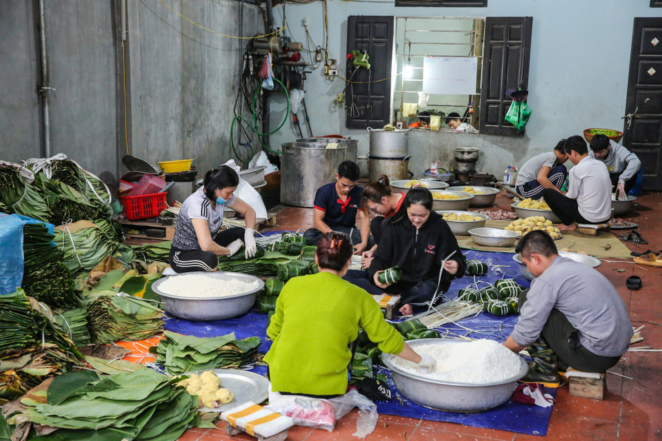 Lá dong đẹp, gạo ngon, tay người gói khéo thì bánh chưng ra lò mới xanh đẹp và dẻo bánh. (Ảnh: Minh Sơn/Vietnam+)