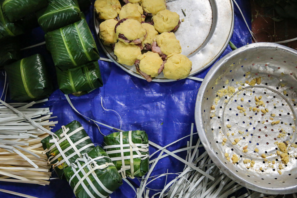 Bánh chưng Tranh Khúc ngon nhờ nguyên liệu được lựa chọn kỹ càng và tỉ mỉ. Loại nếp dùng để gói bánh là nếp cái hoa vàng để vỏ bánh được dẻo và mềm. Đỗ xanh phải là loại hạt nhỏ, ruột vàng được thổi chín và giã nhuyễn. (Ảnh: Minh Sơn/Vietnam+)