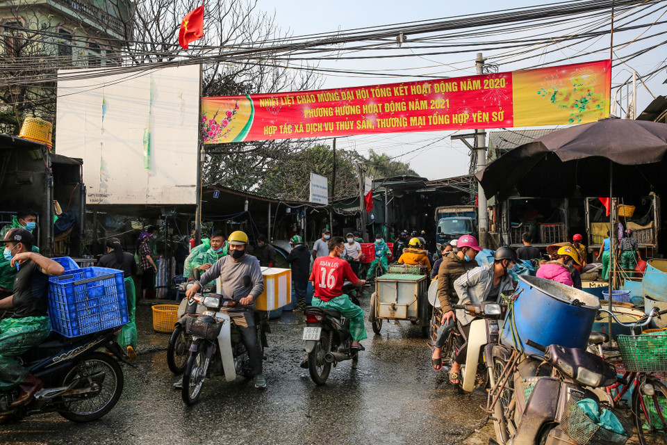 Trước ngày ông Công ông Táo năm 2021, chợ cá lớn nhất miền Bắc tại làng Sở Thượng (phường Yên Sở, quận Hoàng Mai, Hà Nội) tấp nập bởi các tiểu thương và người dân tìm tới mua cá chép đỏ. (Ảnh: Minh Sơn/Vietnam+)