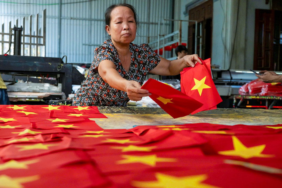 Có lẽ với những người dân làng Từ Vân, may cờ là sự may mắn, vinh dự không phải ai cũng có. Mỗi lá cờ người dân Từ Vân làm ra đều mang đến cho họ niềm tự hào vì mang một phần hồn của dân tộc. (Ảnh: Minh Sơn/Vietnam+)