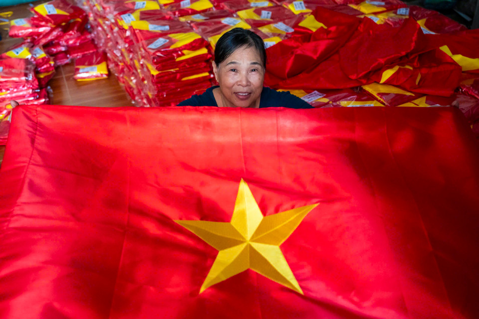 Mỗi công đoạn đều được những người dân làng Từ Vân thực hiện tỉ mỉ, đầy tâm huyết. (Ảnh: Minh Sơn/Vietnam+)