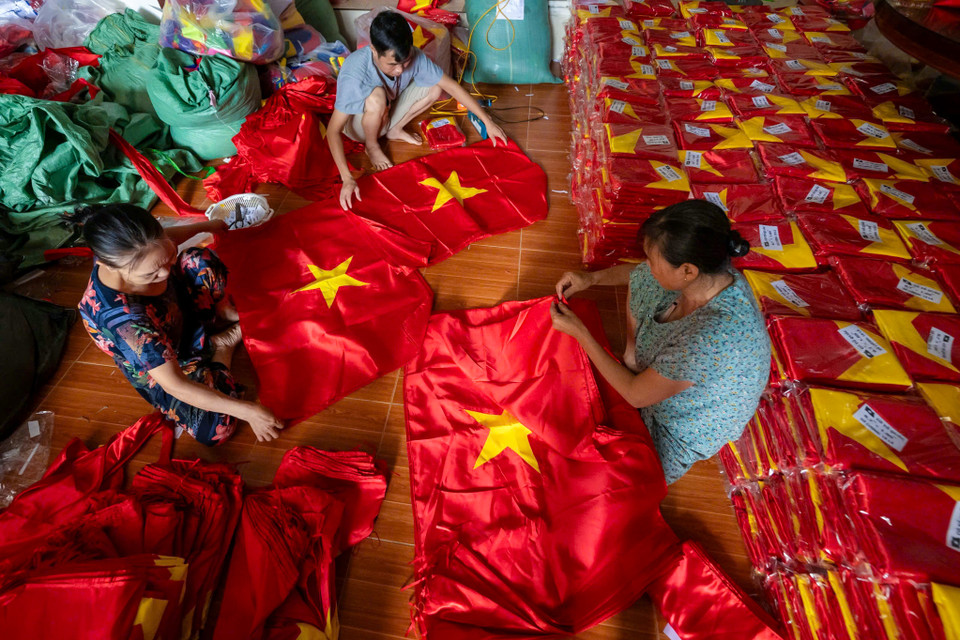 Những ngày cuối tháng 8, khi cả nước đang hướng về kỷ niệm 79 năm ngày Quốc khánh 2/9 cũng là lúc làng nghề Từ Vân (huyện Thường Tín, Hà Nội) lại tất bật làm việc để kịp cung ứng hàng vạn lá cờ cho người dân cả nước đón "Tết độc lập." (Ảnh: Minh Sơn/Vietnam+)