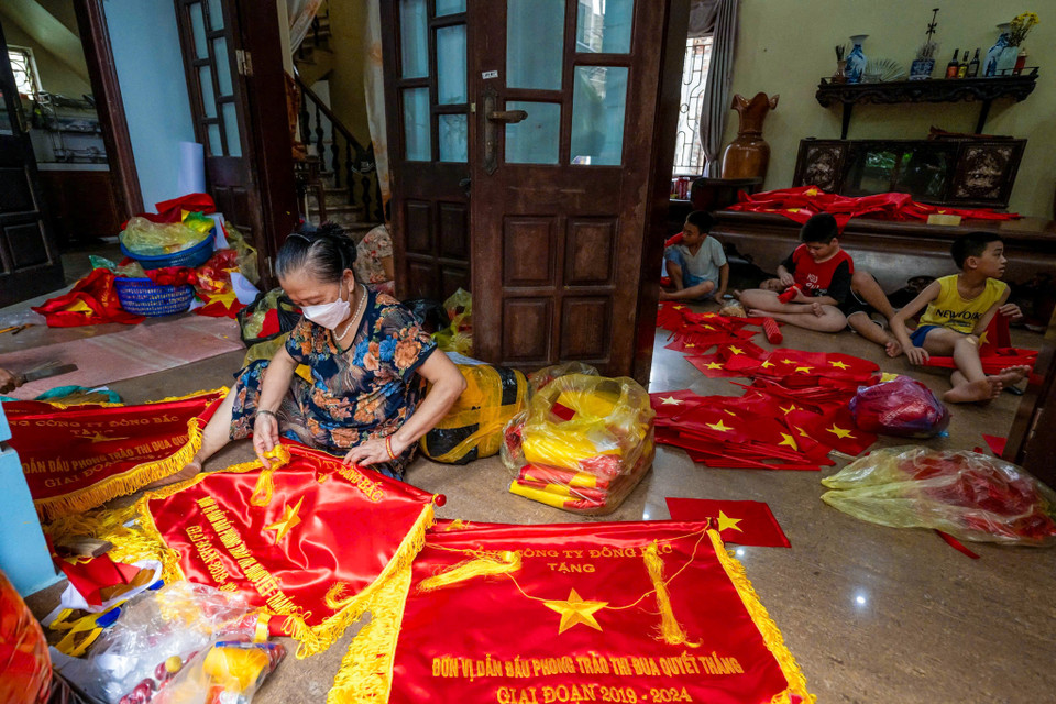 Nằm cách Thủ đô Hà Nội khoảng 30km, gần 80 năm qua, làng Từ Vân được biết đến là địa chỉ chuyên sản xuất những cờ Tổ quốc. (Ảnh: Minh Sơn/Vietnam+)