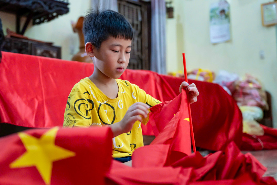 Những lá cờ Tổ quốc của làng Từ Vân bây giờ đã tung bay trên khắp phố phường của Thủ đô, trên khắp nẻo đường của đất nước. (Ảnh: Minh Sơn/Vietnam+)