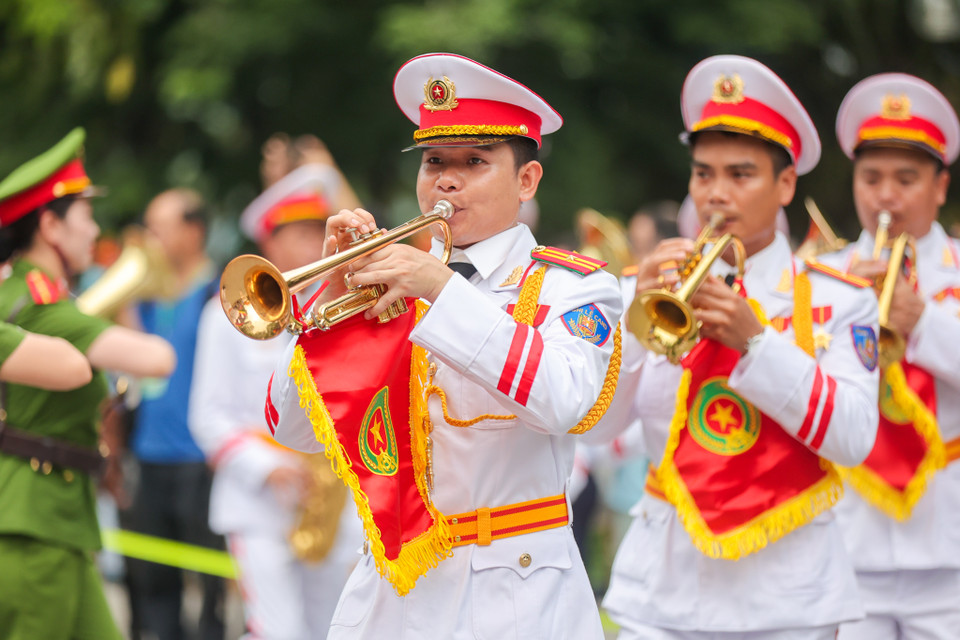 Việc chọn biểu diễn diễu hành trên phố đi bộ và hòa nhạc ngoài trời ở trước tượng đài Lý Thái Tổ cho thấy sự tính toán, chuẩn bị rất chu đáo của ban tổ chức. (Ảnh: Minh Sơn/Vietnam+)