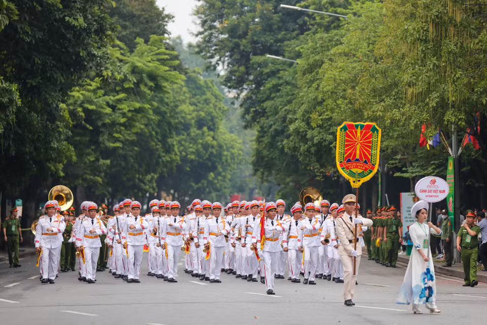 Theo kết hoạch, lễ diễu hành đã diễn ra quanh hồ Hoàn Kiếm với sự tham gia của 8 đoàn nhạc, trong đó có 6 đoàn nhạc quốc tế với 200 nhạc công, nghệ sĩ đến từ các nước Trung Quốc, Nhật Bản, Philippines, Lào, Myanmar, Brunei. (Ảnh: Minh Sơn/Vietnam+)