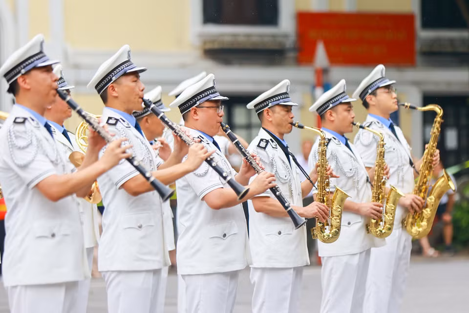 Đoàn nhạc của Cảnh sát Cộng hòa Nhân dân Trung Hoa trình diễn trên phố Đinh Tiên Hoàng. (Ảnh: Minh Sơn/Vietnam+)