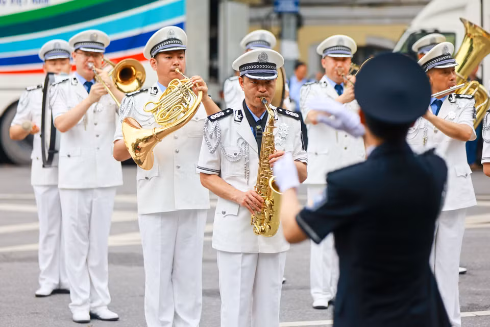 Đoàn nhạc của Cảnh sát Cộng hòa Nhân dân Trung Hoa trình diễn trên phố Đinh Tiên Hoàng. (Ảnh: Minh Sơn/Vietnam+)