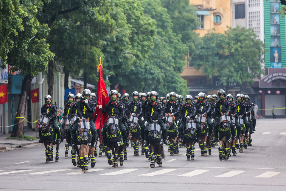 Đây cũng là lần đầu tiên, đoàn cảnh sát kỵ binh có vũ trang diễu hành quanh phố đi bộ hồ Gươm (Hà Nội). (Ảnh: Minh Sơn/Vietnam+)