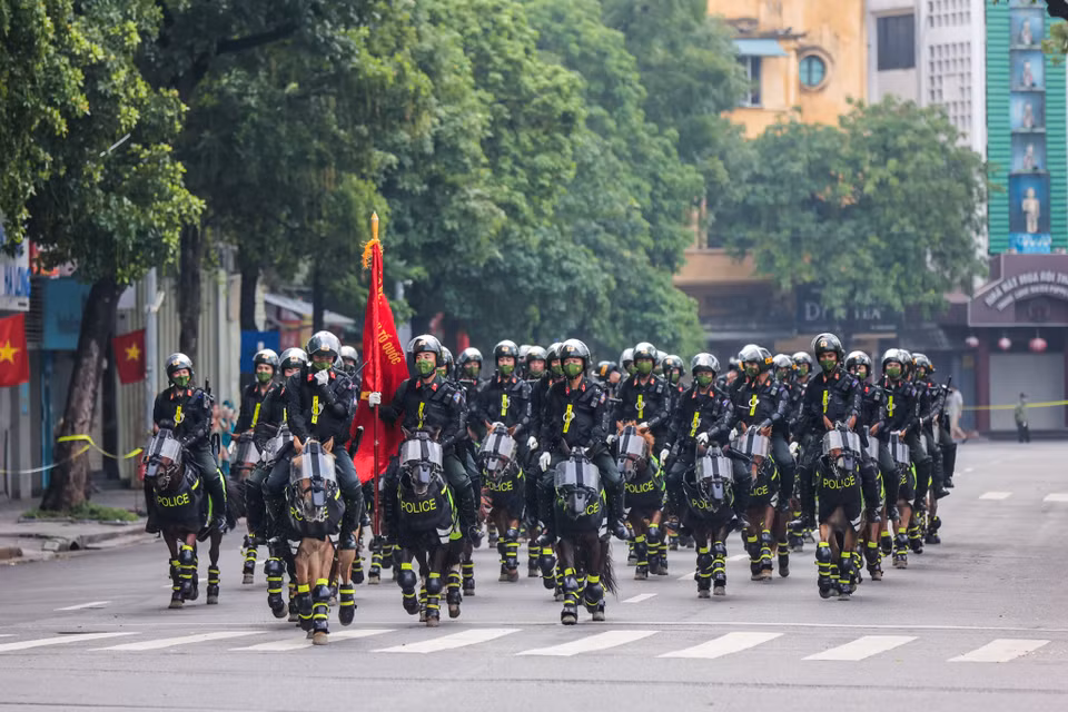Đây cũng là lần đầu tiên, đoàn cảnh sát kỵ binh có vũ trang diễu hành quanh phố đi bộ hồ Gươm (Hà Nội). (Ảnh: Minh Sơn/Vietnam+)