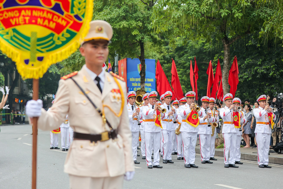 Đoàn nhạc công của lực lượng công an nhân dân Việt Nam trình diễn những giai điệu truyền thống vừa hào hùng xen lẫn không khí vui tươi. (Ảnh: Minh Sơn/Vietnam+)