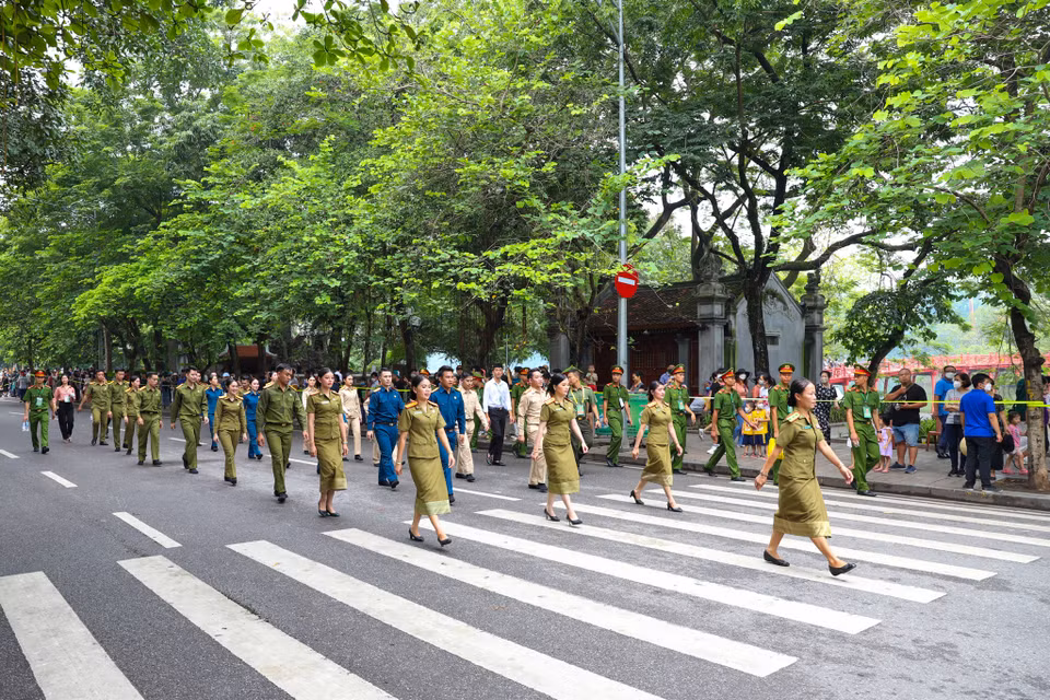 Đoàn cảnh sát Lào diễu hành trên phố đi bộ Hồ Gươm. (Ảnh: Minh Sơn/Vietnam+)