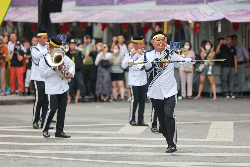 Phần trình diễn đặc sắc của đoàn nhạc Cảnh sát Hoàng gia Brunei. (Ảnh: Minh Sơn/Vietnam+)