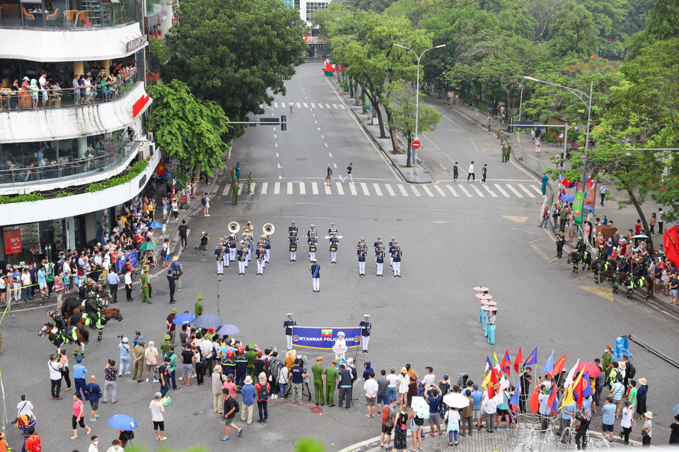 Đội kèn cảnh sát các nước sẽ trình diễn lần lượt phối hợp với nhau để phục vụ công chúng trong hai ngày. (Ảnh: Minh Sơn/Vietnam+)