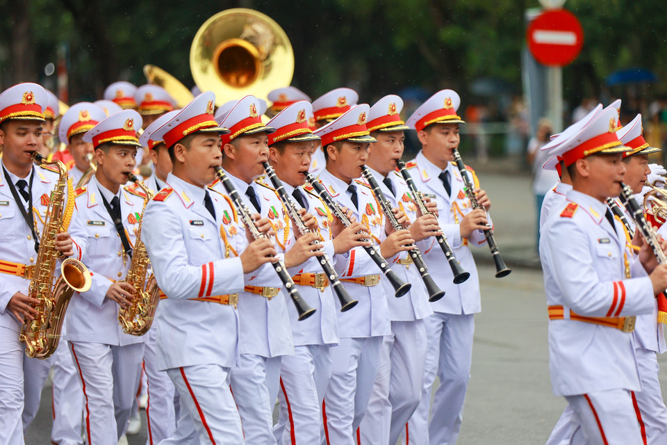 Dàn nhạc kèn có ưu điểm là có thể biểu diễn ở nhiều nơi, cả ở trong rạp hát và ngoài trời, đi diễu hành, có thể chia thành các tốp nhỏ đi biểu diễn một cách cơ động. (Ảnh: Minh Sơn/Vietnam+)