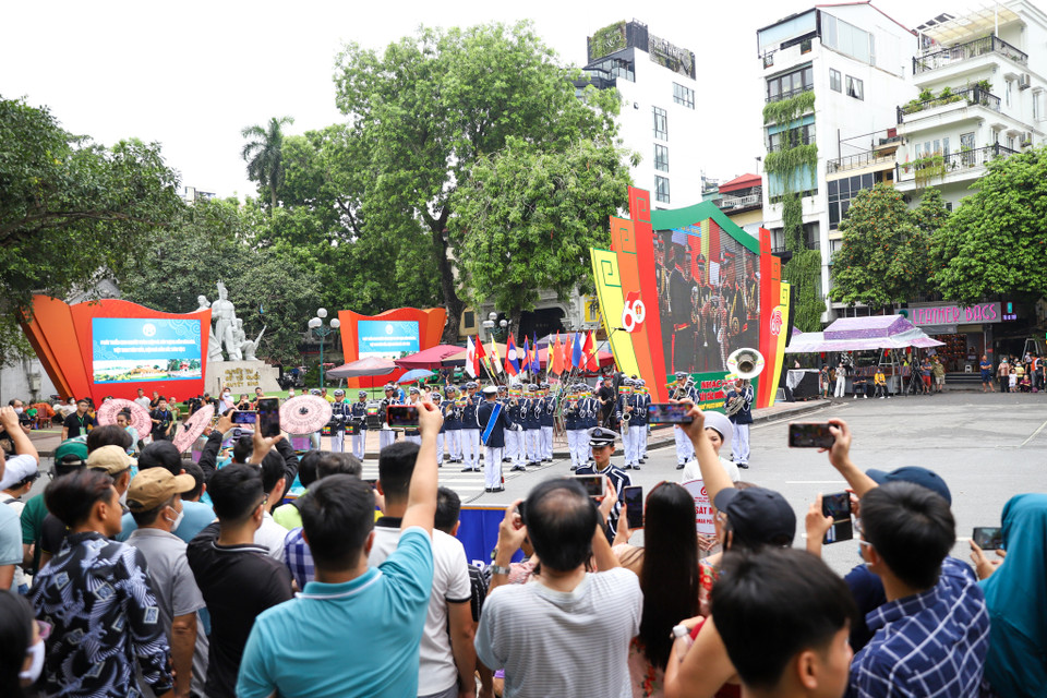 Rất đông người dân Thủ đô đã đến cổ vũ cho chương trình nghệ thuật đặc sắc này. (Ảnh: Minh Sơn/Vietnam+)