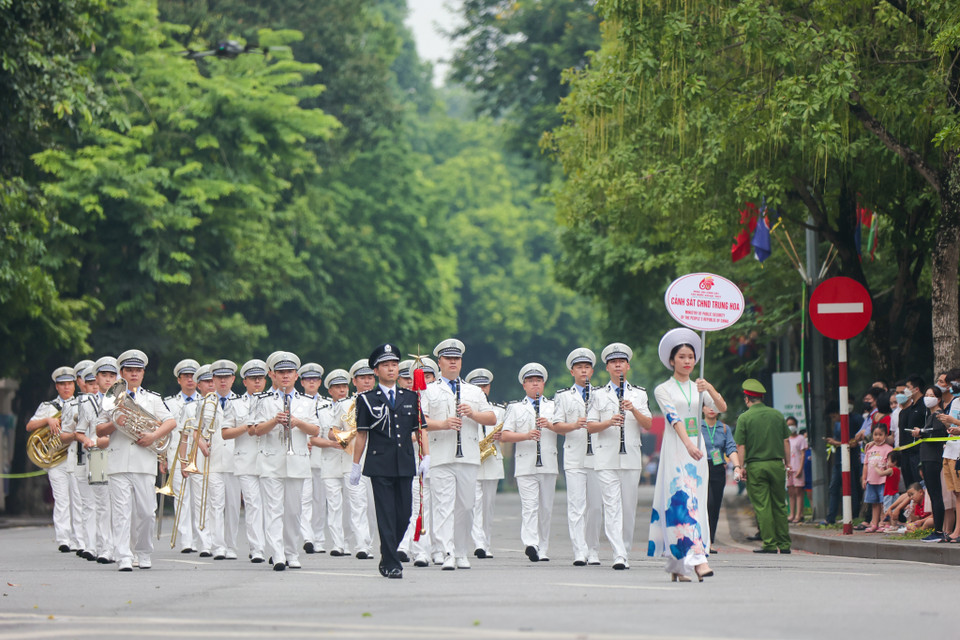 Đoàn nhạc Cảnh sát Cộng hòa Nhân dân Trung Hoa với trang phục trắng truyền thống. (Ảnh: Minh Sơn/Vietnam+)