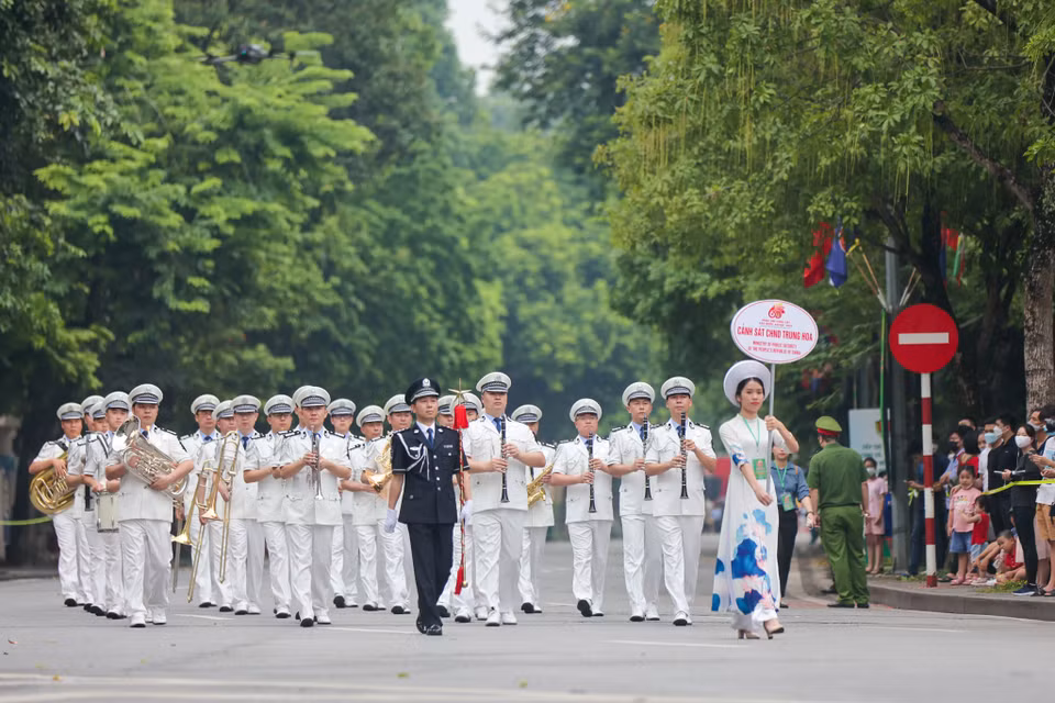 Đoàn nhạc Cảnh sát Cộng hòa Nhân dân Trung Hoa với trang phục trắng truyền thống. (Ảnh: Minh Sơn/Vietnam+)