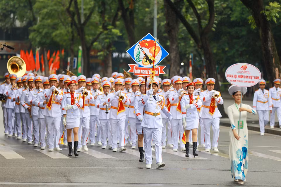 Việt Nam có 2 đoàn nhạc với 238 nhạc công, nghệ sĩ, trong đó đoàn nhạc Bộ Công an có 127 người. Đoàn nhạc của Bộ Quốc phòng có 110 người…(Ảnh: Minh Sơn/Vietnam+)