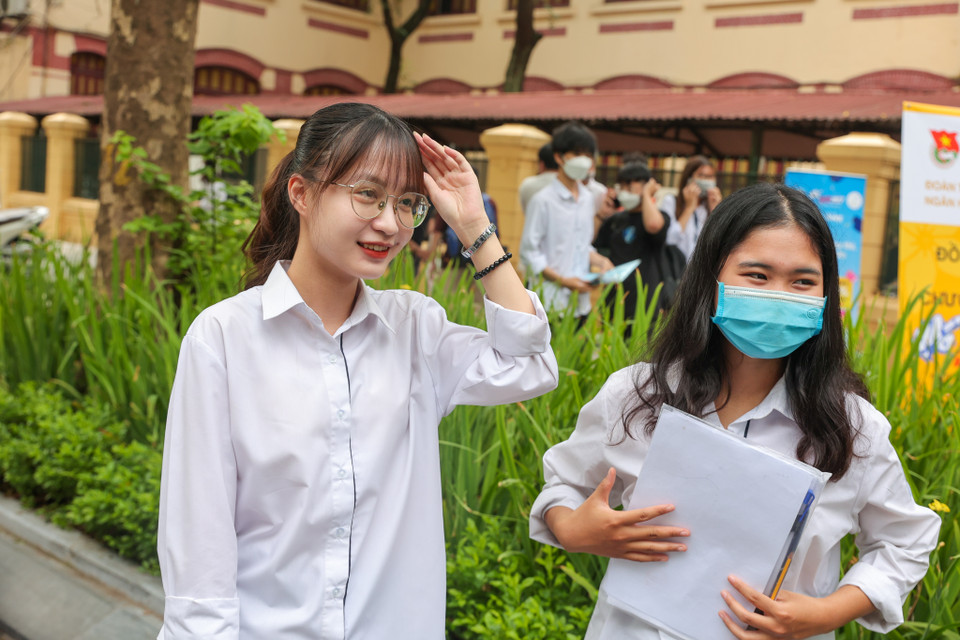 Bước ra ngoài cổng trường với nét mặt rạng rỡ, Nguyễn Ngọc Linh chia sẻ em đã có một kỳ thi hơn cả mong đợi và sẽ chờ kết quả tốt nhất sắp tới. Em cũng dự định sau khi kết thúc kỳ thi sẽ có một kỳ nghỉ 'xả hơi; với gia đình. (Ảnh: Minh Sơn/Vietnam+)