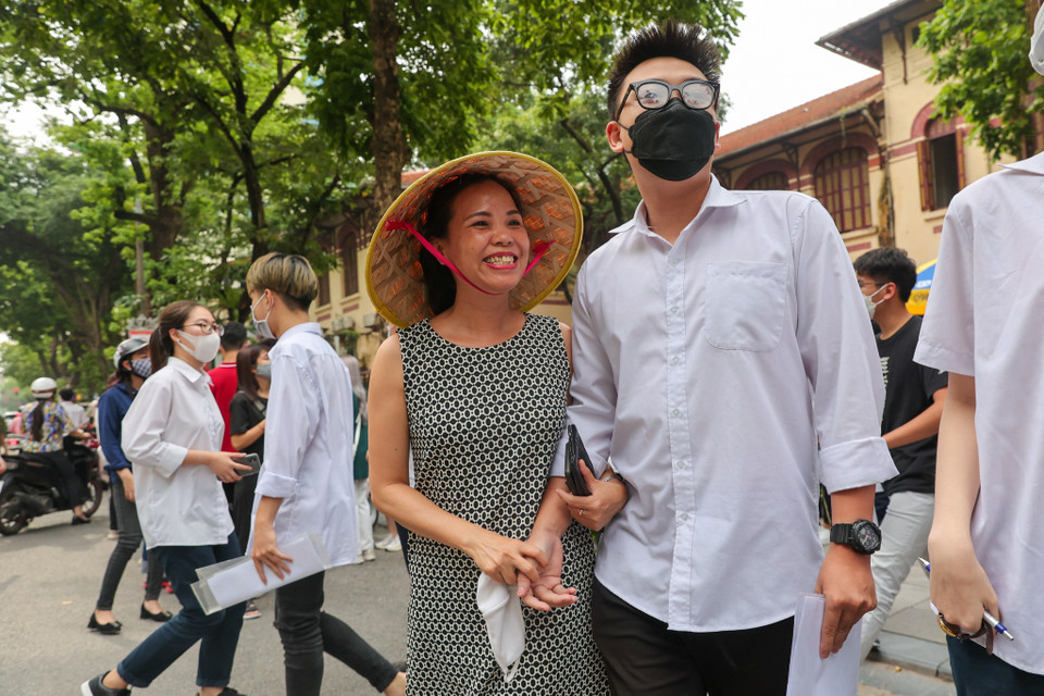 Dường như sự lo lắng trong những buổi thi qua của phụ huynh và các thí sinh đã không còn nữa, mà giờ đây chỉ còn lại sự nhẹ nhõm và niềm tin vào một kỳ thi tốt đẹp. (Ảnh: Minh Sơn/Vietnam+)