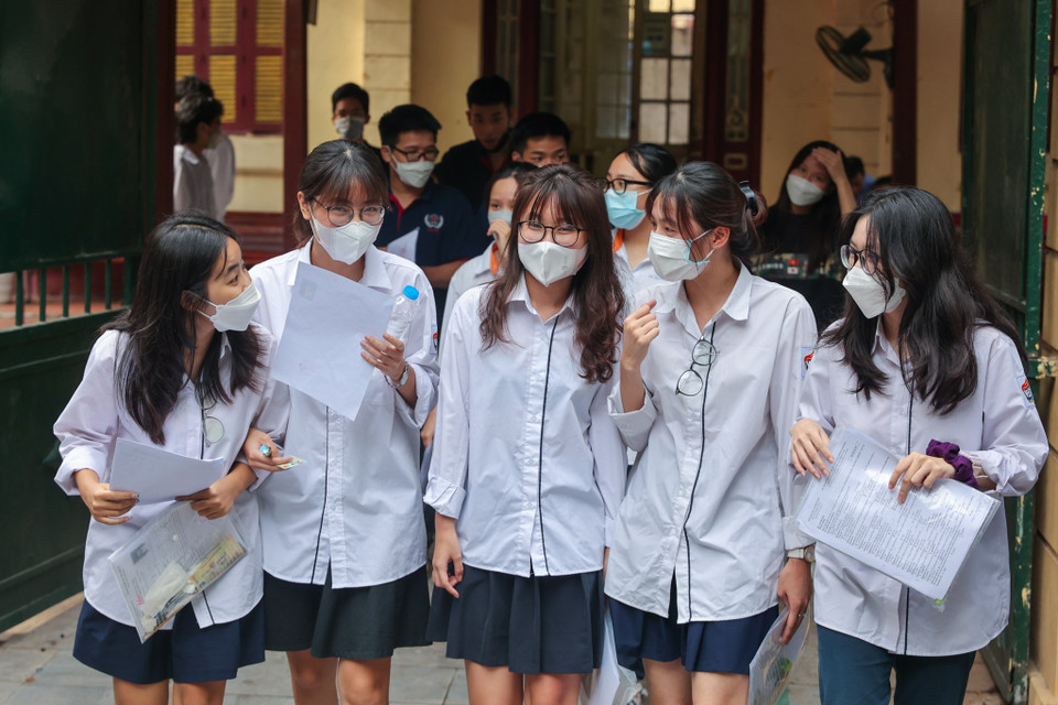 Sau khi hoàn thành 6 môn thi vào hôm qua và hôm nay, tâm lý của các thí sinh và cả phụ huynh đã giải toả được phần nào. (Ảnh: Minh Sơn/Vietnam+)