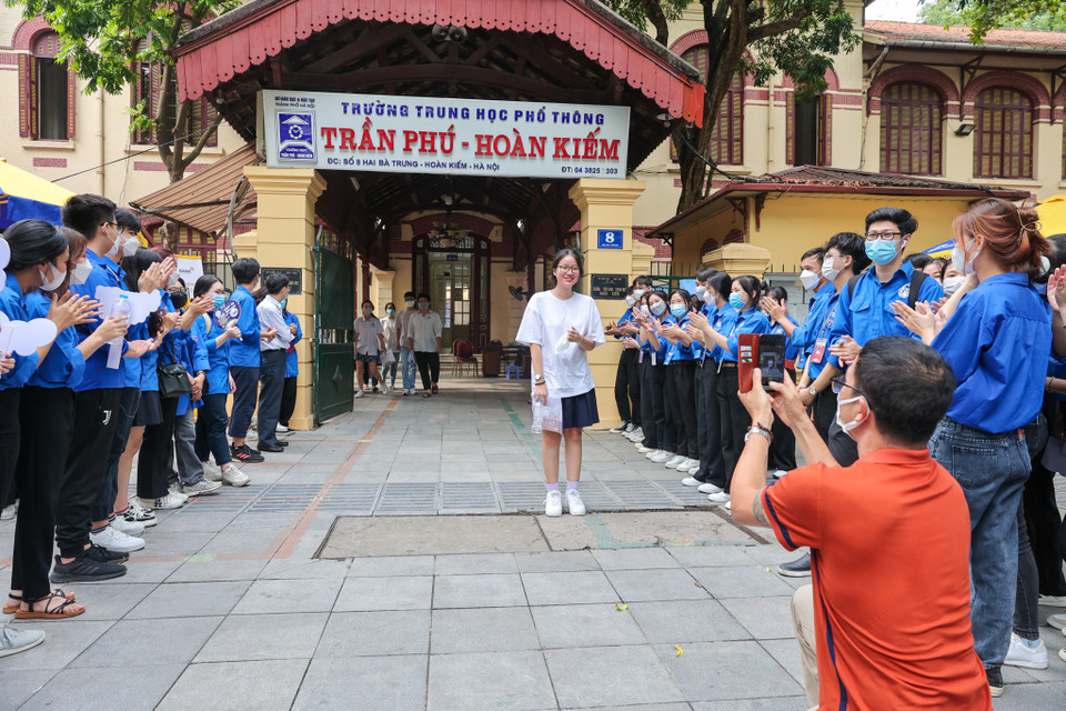 Ông Phạm Xuân Giang (quận Đống Đa) mừng rỡ chụp ảnh cô con gái vừa mới hoàn thành xong môn thi cuối cùng. (Ảnh: Minh Sơn/Vietnam+)