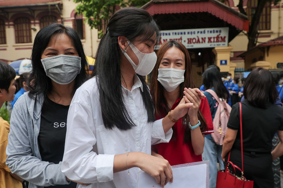 Đa số các sĩ tử đều lộ rõ vẻ vui mừng, phấn khởi một phần vì đề tiếng Anh dễ, một phần vì đã chính thức kết thúc một trong những kỳ thi quan trọng nhất cuộc đời. (Ảnh: Minh Sơn/Vietnam+)
