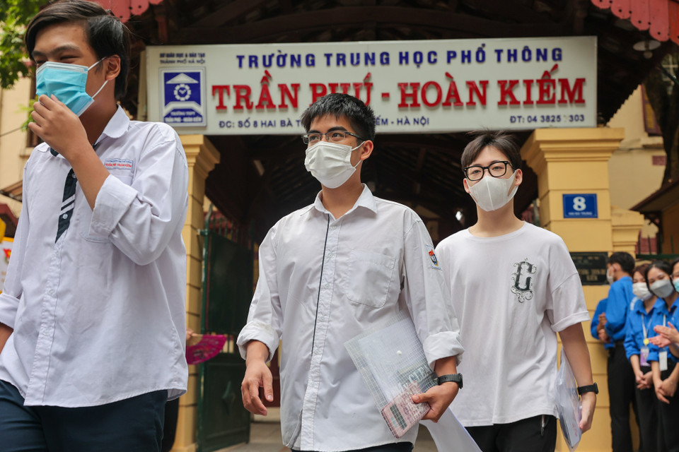 Đa số các thí sinh cho rằng đề thi tiếng Anh năm nay khá dễ và các em hoàn thành trước thời gian quy định. (Ảnh: Minh Sơn/Vietnam+)